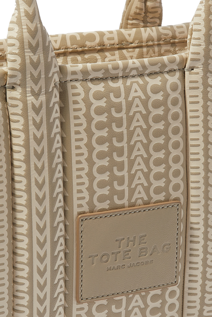 حقيبة يد جلد صغيرة بحروف شعار الماركة